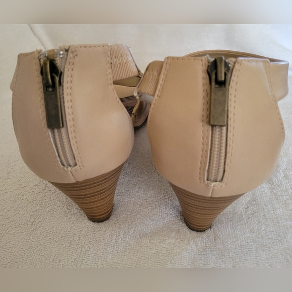 cloudwalkers by avenue Lara sandal with heel, beige, like new pre-owned size 10W - Picture 4 of 12